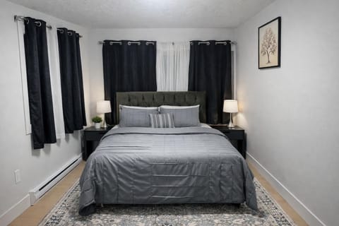 Private 3BR Home Near Glen Lake | Close to Downtown Victoria House in Langford