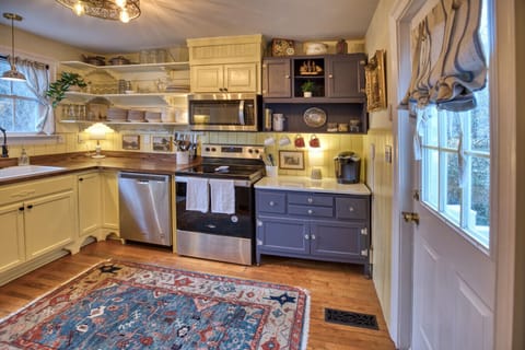 Kitchen | Stainless Steel Appliances | Corner Layout & Area Rug
