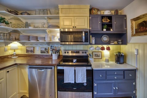 Kitchen | Electric Range | Under-Cabinet Lighting & Built-In Microwave