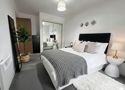 West Two 2-Bed High Floor with City Views Apartment in Birmingham