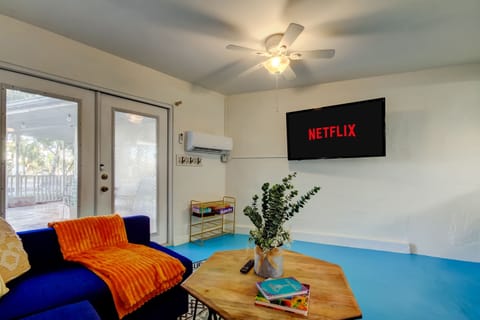 Inviting living room with a TV featuring Netflix, ideal for relaxing evenings and entertainment.