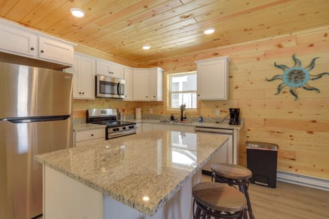 Property Interior | Single-Story Cabin