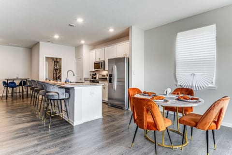 Kitchen | Island Seating | Dining Area Connection