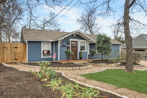 Old Town Georgetown Retreat-Historical Home- Walk to the square and park House in Georgetown