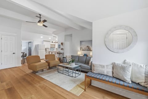 Old Town Georgetown Retreat-Historical Home- Walk to the square and park House in Georgetown