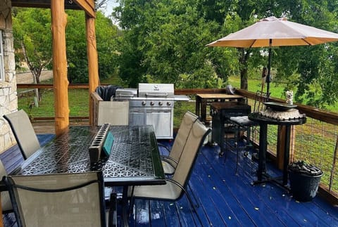 Sleeps 25, 5 Homes, Fire Pit, Spring Fed Waterfront House in Rio Grande