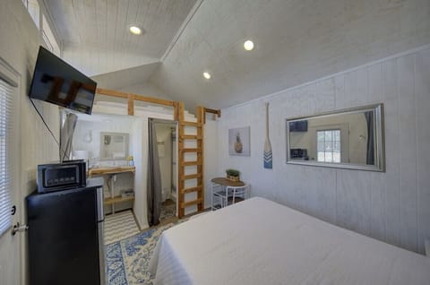 Sleeps 25, 5 Homes, Fire Pit, Spring Fed Waterfront House in Rio Grande