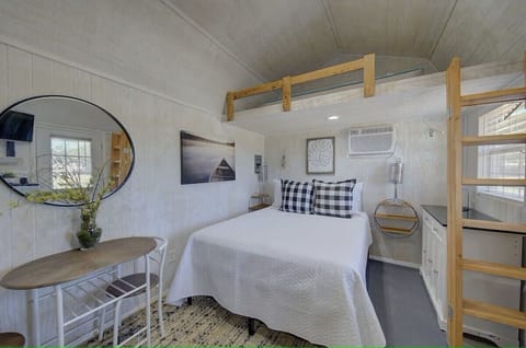 Sleeps 25, 5 Homes, Fire Pit, Spring Fed Waterfront House in Rio Grande