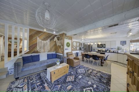 Sleeps 25, 5 Homes, Fire Pit, Spring Fed Waterfront House in Rio Grande