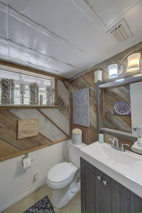 Sleeps 25, 5 Homes, Fire Pit, Spring Fed Waterfront House in Rio Grande