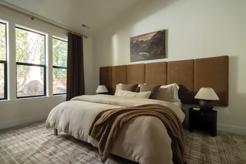 Modern Cabin Near Mt Hood, Hot Tub, Game Loft, Sleeps 10, 2.5 Bath, Pet Friendly Cabin in Mount Hood Village