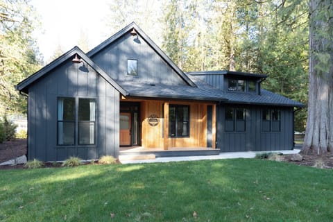 Modern Cabin Near Mt Hood, Hot Tub, Game Loft, Sleeps 10, 2.5 Bath, Pet Friendly Cabin in Mount Hood Village