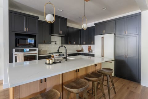 Modern Cabin Near Mt Hood, Hot Tub, Game Loft, Sleeps 10, 2.5 Bath, Pet Friendly Cabin in Mount Hood Village