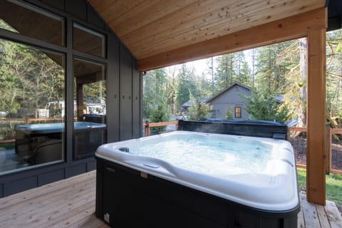 Modern Cabin Near Mt Hood, Hot Tub, Game Loft, Sleeps 10, 2.5 Bath, Pet Friendly Cabin in Mount Hood Village