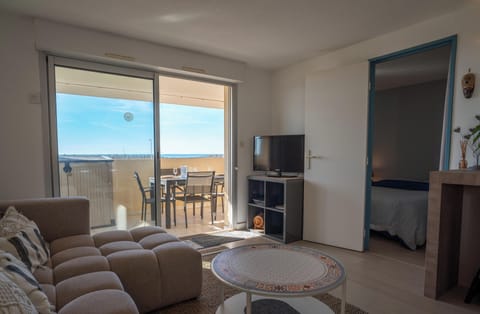 Open-plan living area with views of the Mediterranean 