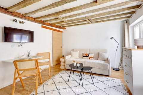Bienvenu dans notre salon ouvert sur la cuisine, composé d'un canapé convertible confortable, d'un coin repas et d'une TV 