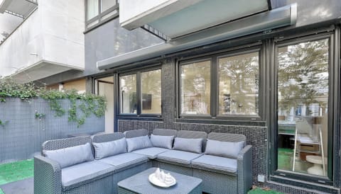 Terrasse aménagée avec grand canapé d’extérieur.​
