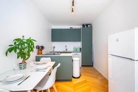Espace coin repas et cuisine équipée