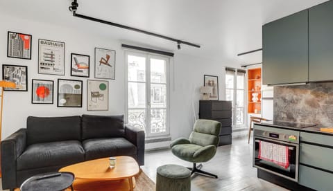 Profitez d’un salon au design moderne, offrant un espace harmonieux et lumineux idéal pour vos moments de détente. Le canapé est convertible pour 2 personnes