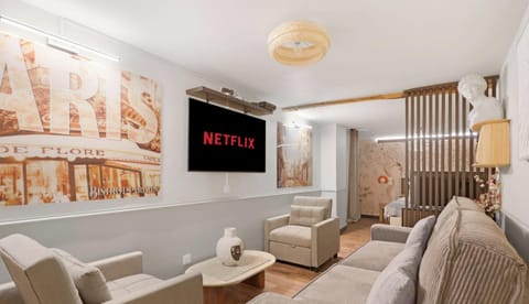 Espace de vie lumineux avec canapé confortable et TV connectée