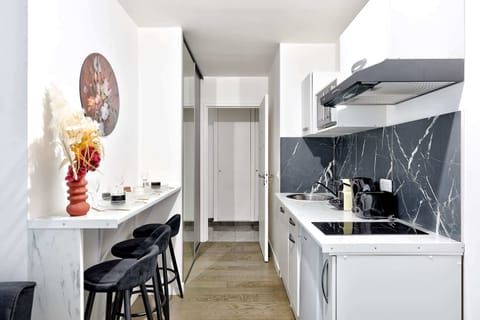 Cuisine équipée :  micro-ondes, plaque de cuisson, machine à café, bouilloire, grille-pain et ses rangements. Elle est comporte aussi un coin repas avec 3 chaises. 
