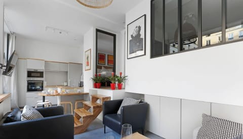 Belle pièce de vie avec cuisine ouverte et coin repas intérieur.