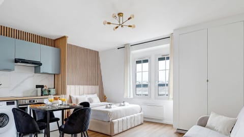 Un espace de vie lumineux et chaleureux pour se détendre après une journée bien remplie.