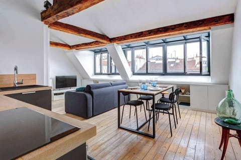 Détendez-vous dans un salon spacieux et lumineux, idéal pour des moments de convivialité ou de repos après une journée de découvertes