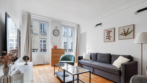 Salon spacieux et raffiné, inondé de lumière naturelle pour des moments de détente privilégiés.