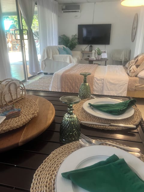 Luxury Villa, Garden View | In-room dining