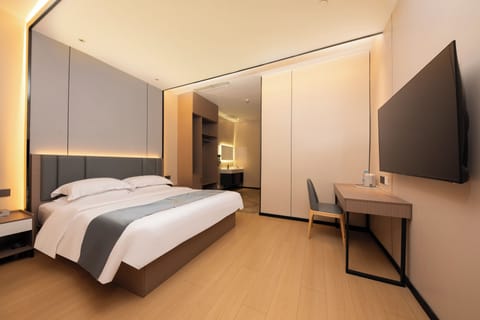 Superior Double Room | Desk, laptop workspace, blackout drapes, soundproofing