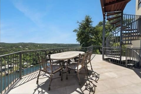 4BR Waterfront Villa with Water Access and Dock Villa in Lake Austin