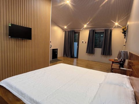 Deluxe Bungalow, Garden View | Desk, laptop workspace, free WiFi