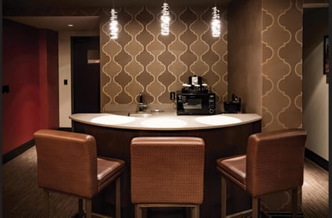 Fridge, coffee/tea maker