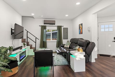 Emerald City Jungle Oasis – 10 Min to Downtown Seattle House in Burien