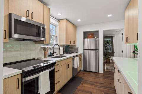 Emerald City Jungle Oasis – 10 Min to Downtown Seattle House in Burien