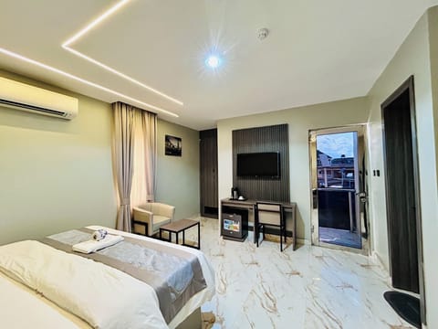 Executive Room | Desk, laptop workspace, free WiFi, wheelchair access