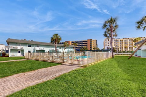 Cozy coastal condo with shared pool, wifi and beach access Apartment in Okaloosa Island