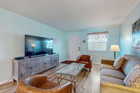 Cozy coastal condo with shared pool, wifi and beach access Apartment in Okaloosa Island