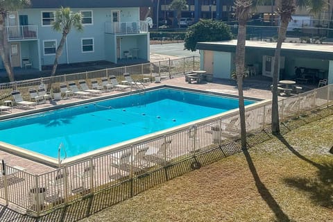 Cozy coastal condo with shared pool, wifi and beach access Apartment in Okaloosa Island
