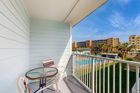 Cozy coastal condo with shared pool, wifi and beach access Apartment in Okaloosa Island