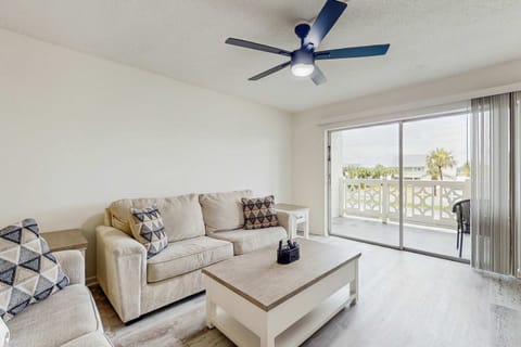 Cozy coastal escape condo with shared pool, Beach access, Gym and Sauna Apartment in Okaloosa Island