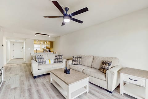 Cozy coastal escape condo with shared pool, Beach access, Gym and Sauna Apartment in Okaloosa Island