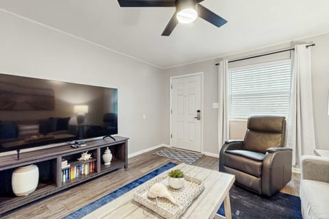 Coastal condo with open layout, pool, tennis & basketball - steps to beach Apartment in Okaloosa Island