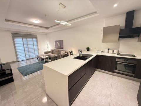 Luxury Apartment, City View | Private kitchen