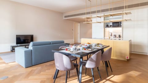 Open-plan living made for slow mornings and shared moments.

#OpenPlanLiving #StylishInteriors #ComfortAndDesign #CityLiving