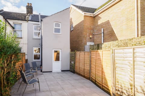 Roach Street, Rochester - Host & Stay 