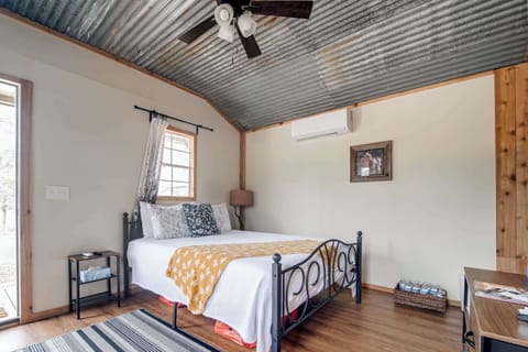 Hill Country Cabin 2 Cabin in Canyon Lake