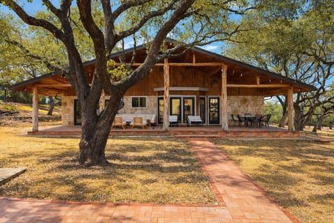 Boerne Modernist: 12.5-Acre Retreat & Exec Cabin Farm Stay in Rio Grande