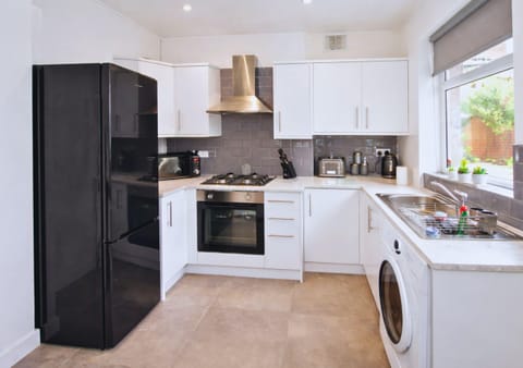 Comfort Apartment, Garden View | Private kitchen | Fridge, microwave, oven, stovetop